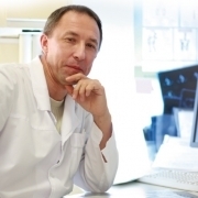 Foto von Robert Reidy vor einem Computer sitzend