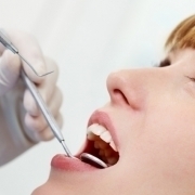 Frau beim Zahnarzt mit Zahnwerkzeugen