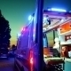 Bild eines beleuchteten, offenen Krankenwagens bei Nacht