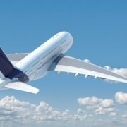 Bild eines fliegenden Flugzeugs mit blauem Himmel und Wolken