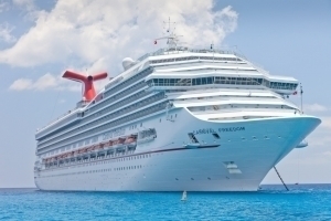 Foto eines Kreuzfahrtschiffes auf blauem Meer