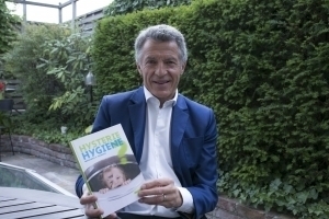 Bild von Manfred Berger mit seinem Buch "Hysterie Hygiene" in der Hand