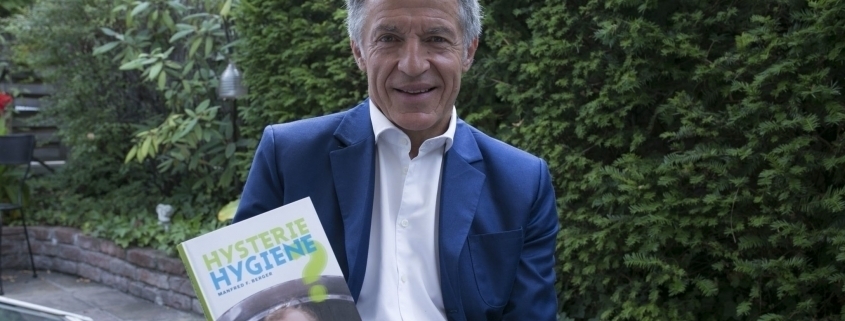 Bild von Manfred Berger mit seinem Buch "Hysterie Hygiene" in der Hand