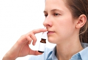 Bild einer Frau mit Nasenspray