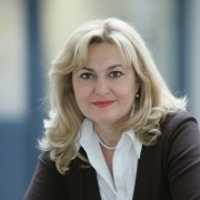Portrait von Prof. Eva Medina mit verschwommenem Hintergrund