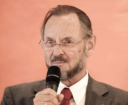 Portrait of Prof. Walter Koller speaking into a microphone