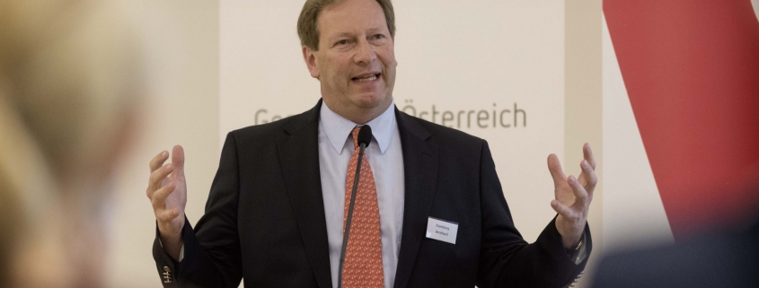Portrait of Dr. Bernhard Küenburg lecturing