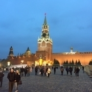 Picture of the Kreml-castle in Moscow at night with people walking around it