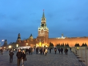 Picture of the Kreml-castle in Moscow at night with people walking around it