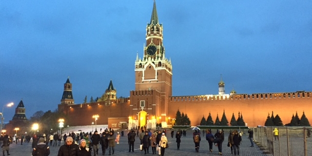 Picture of the Kreml-castle in Moscow at night with people walking around it