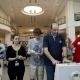 Picture of people in front of a hand scanner with desinfection