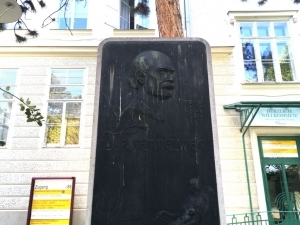 Semmelweis Monument